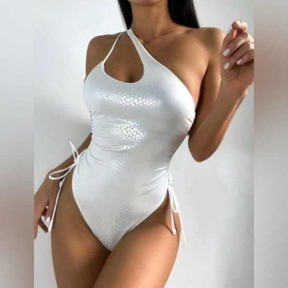 Other - White Metallic One Shoulder One Piece Swimsuit 🌊💫